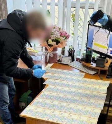 «Відкати» за ремонти укриттів: на хабарі затримали посадовицю Тернівського райвиконкому