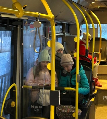 До школи — на безкоштовних комунальних автобусах: Дніпрі дітей до навчальних закладів возять коштом міського бюджету