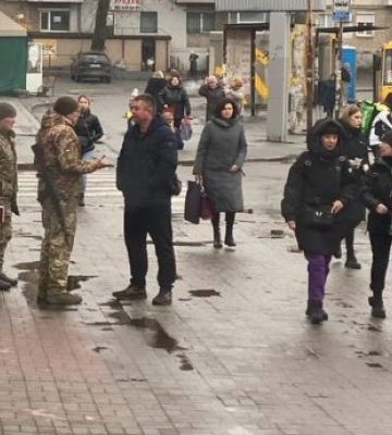 Дика мобілізація в Одесі: ТЦК у повній амуніції розтрощило трамвай — напакували повний автобус "захисників". Відео