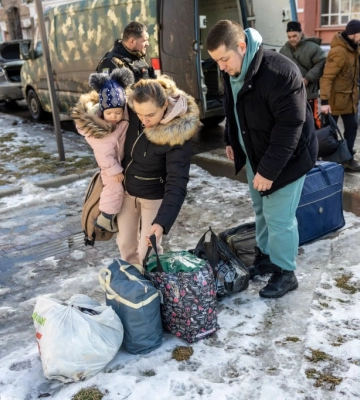 Катастрофічна ситуація — щодня є загиблі: з Донеччини евакуюють родин з дітьми
