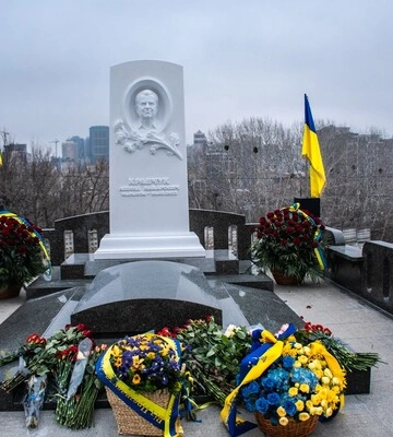 В Киеве открыли памятник первому президенту Украины