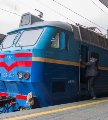 Потяг “Київ — Суми” затримується на півтори години: пасажирів обіцяють розвезти по домівках