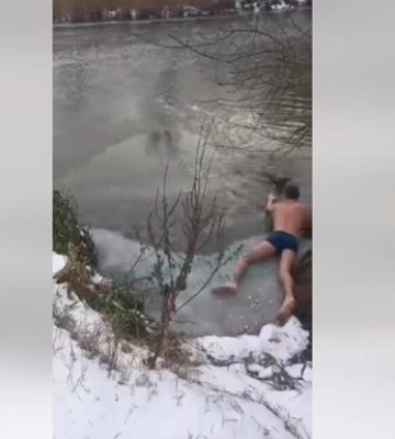 В Ирпене мужчина вытащил собаку из ледяной воды
