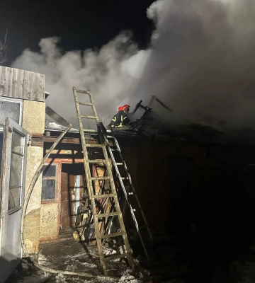 В Охтирці рятувальники запобігли масштабній пожежі в житловому секторі (відео)