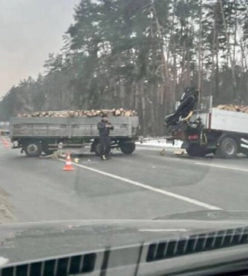 Масштабна аварія на трасі біля Києва, рух авто ускладнений (фото, відео)