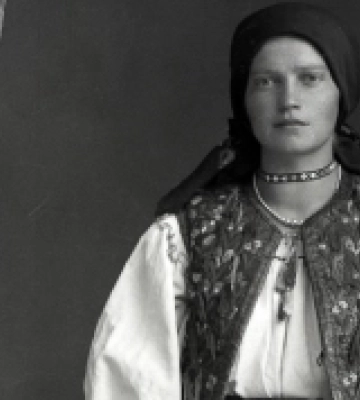 Мати і донька з Тячівщини на старій фотографії