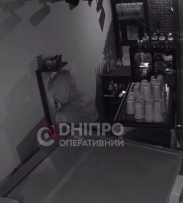 В Днепре вор проник в торговый центр: видео