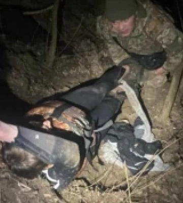Мукачівські прикордонники витягли з крижаної Тиси напівпритомного чоловіка