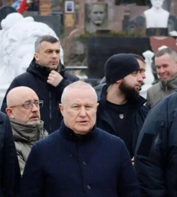 Куда делся Резников? Экс-министр обороны появился на публике с Суркисом и Стефанчуком Куда делся Резников? Экс-министр обороны появился на публике с Суркисом и Стефанчуком
