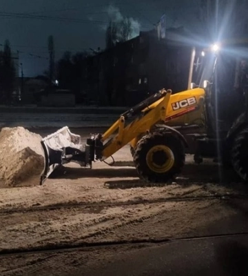 Майже 100 одиниць спецтехніки працювали на автошляхах Дніпра за останню добу