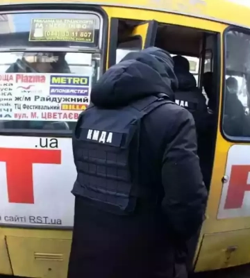 У мережі шириться фейк про те, що влада Києва закриває всі виїзди з міста, щоб почати "масово призивати всіх чоловіків", - ЦПД