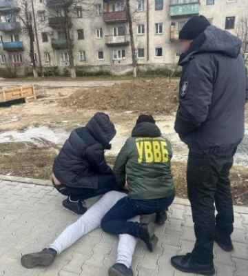 На хабарі за сприяння контрабанді викрили прикордонника Чопського загону