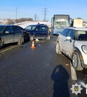 Масштабна ДТП на Львівщині: зіткнулись автобус і три легковики, є травмовані 