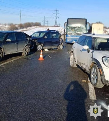 Масштабна ДТП на Львівщині: зіткнулись автобус і три легковики, є травмовані 