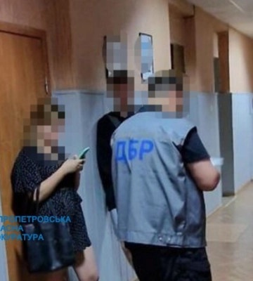 Выбивали деньги из местных жителей: в Днепре задержали полицейских