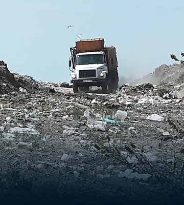 На Миколаївщині під колеса сміттєвоза потрапив робітник — постраждалий у лікарні