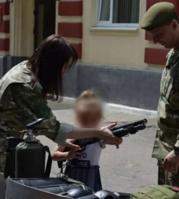 Білорусь відправила депортованих українських дітей на військові навчання