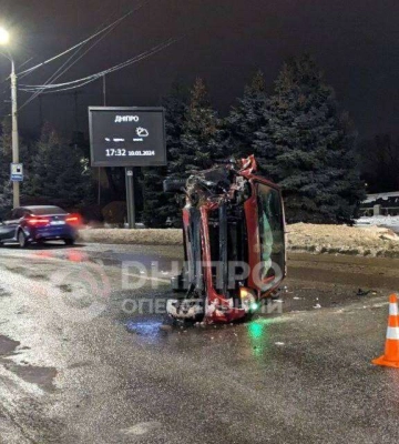 В Дніпрі на набережній перекинулася легкова автівка