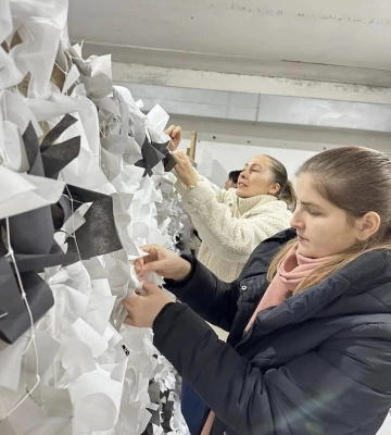 У Сарнах плетуть сітки для ЗСУ усією школою