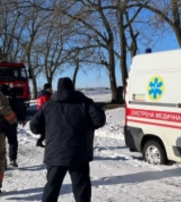 У Білгород-Дністровському районі автомобіль швидкої допомоги застряг у сніговій пастці