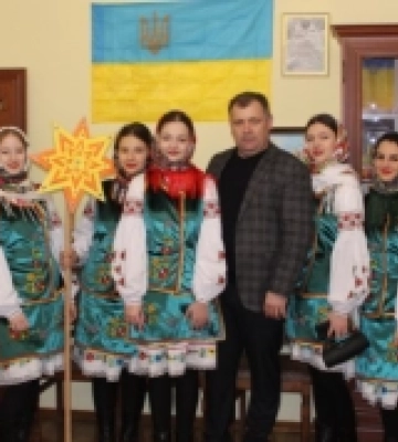 Різдвяні традиції: в Іршаві молодь колядувала і збирала гроші на ЗСУ