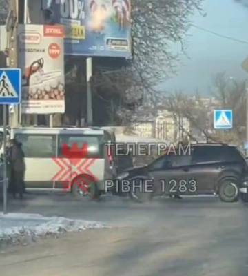 На перехресті у Рівному «поцілувалися» автівки