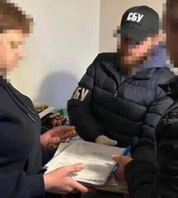 СБУ затримала ексчиновницю, яка віддала автопарк «швидких» для депортації українських дітей до рф