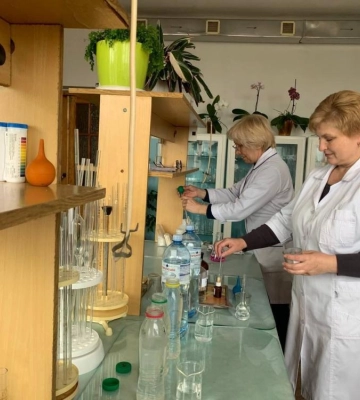 Їжа холодна, ще й недоважують: у Рівному перевірять обіди школярів