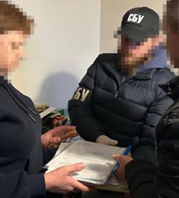 СБУ затримала ексчиновницю, яка віддала автопарк «швидких» для депортації українських дітей до рф
