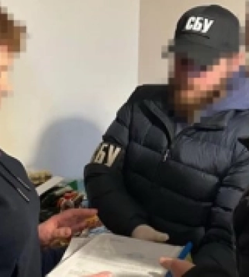 Допомагала окупантам депортувати українських дітей до РФ: СБУ затримала ексчиновницю з Херсона