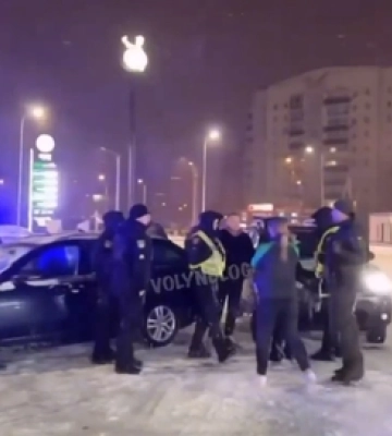 У Луцьку молодики влаштували нічний дрифт на заправці (відео)