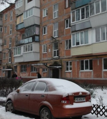 У Дніпрі ремонтують будинки, які постраждали внаслідок ракетного удару
