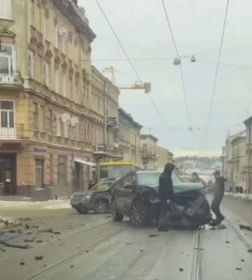 У Львові дві елітні автівки розбили одна одну вщент (відео)