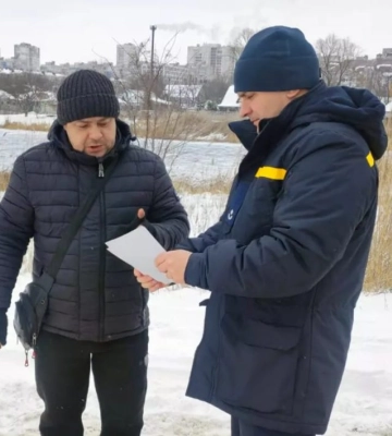У Дніпрі рибалки вийшли на тонку кригу: працівники ДСНС б’ють на сполох