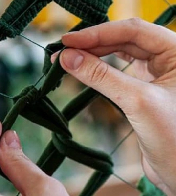 Львів&#039;ян закликають до бібліотеки плести маскувальні сітки для ЗСУ