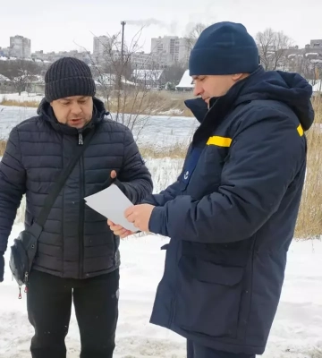 Рибалки в Дніпрі та області вийшли на кригу: що їм роздавали рятувальники