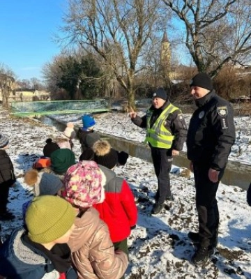 На Закарпатті поліцейські нагадують дітям правила поводження біля водойм взимку
