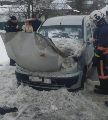 На Прикарпатті спалахнув легковик: загасили снігом