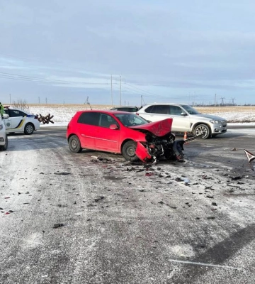 На Рівненщині внаслідок зіткнення двох авто постраждав водій легковика
