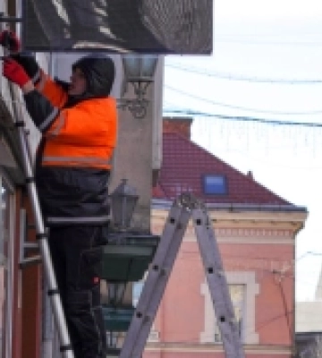 У центрі Ужгорода демонтовували незаконні вивіски