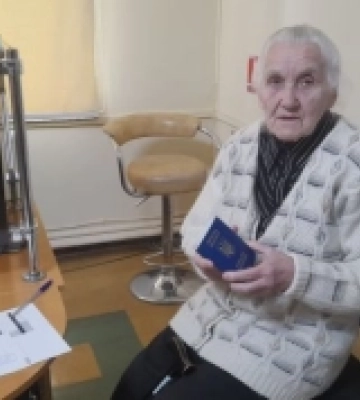 Вік не перешкода. У Рівному 90-річна жінка оформила закордонний паспорт