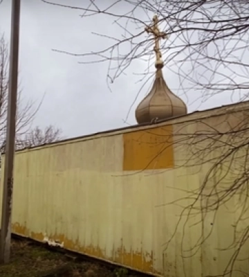 На Волині священники УПЦ «МП» встановили на контейнер купол і назвали це церквою (відео)