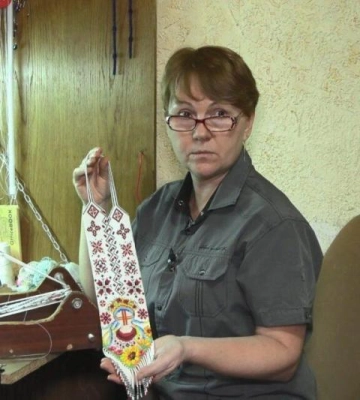 На Одещині майстриня виготовляє старовинні українські прикраси