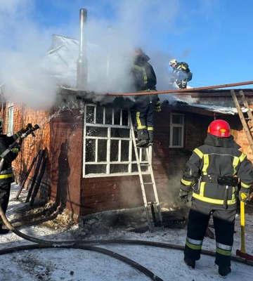 В Охтирці вогнеборці під час пожежі врятували жінку, яка не могла самостійно пересуватися