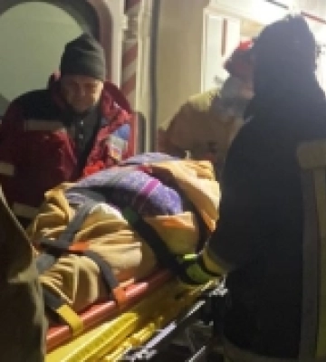 У Рівненському районі рятувальники транспортували важкохвору жінку