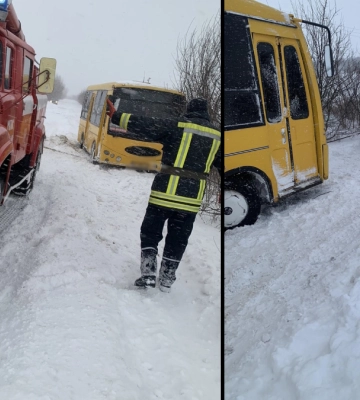 На Франківщині рейсовий автобус застряг на засніженій дорозі