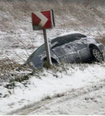 На Волині водійка не впоралася з керуванням та злетіла з дороги