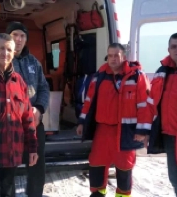 На Закарпатті фельдшери «швидкої» два кілометри пішки добиралися до пацієнтки із переломом стегна