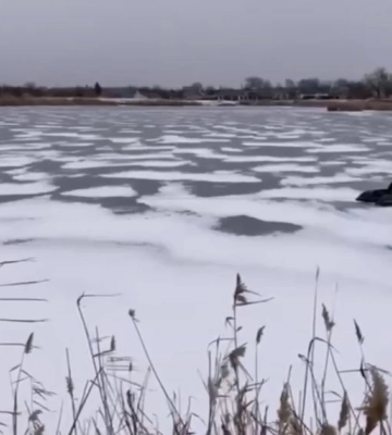 На Миколаївщині чоловік, що приїхав до водойми автомобілем, провалився під кригу