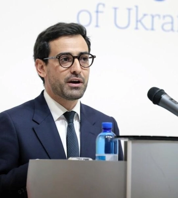 Новый глава МИД Франции первый визит совершил в Киев. Он обещал, что Париж &quot;использует весь свой политический вес&quot;, чтобы ЕС выделил €50 млрд Украине